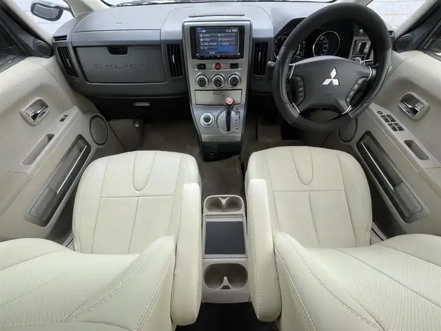 三菱 デリカＤ：５ D－Power package 埼玉県 2013(平25)年 10.3万km クールシルバーM/アイガーグレーM ディーゼル/純正ディーラーナビ/社外フリップダウン/両側パワースライド/クルコン/純正アルミ/フロアマット/バックカメラ/社外シフトノブ/JAOSマッドガード/フォグライト/シートカバー付き/スマートキー×2/スタッドレスタイヤ、アルミ付き