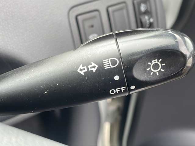 スズキ スイフト XG 岩手県 2008(平20)年 10.7万km パールホワイト 4WD 純正オーディオ 前席シートヒーター ワイパーデアイサー ライトレベライザー フロアマット ドアバイザー スマートキー 純正ホイールキャップ