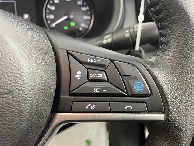 日産 キックス X 熊本県 2021(令3)年 5.4万km ダークメタルグレー/ピュアブラック 2トーン 純正ナビ　BT/CD/DVD/SD/AM/FM/・フルセグTV/プロパイロット/・オートクルーズコントロール/ビルトインETC/前方ドラレコ/インテリジェントルームミラー/電子パーキングブレーキ/オートブレーキホールド/革巻きステアリング/・ステアリングリモコン/プッシュスタート/・スマートキー/純正フロアマット/純正ドアバイザー/純正AW/LEDヘッドライト/・LEDフォグライト