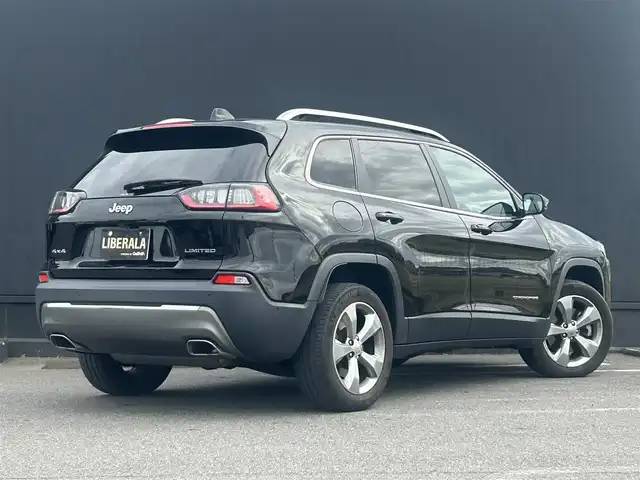クライスラー・ジープ ジープ チェロキー リミテッド 茨城県 2019(平31)年 1.8万km ダイヤモンドブラッククリスタル テクノロジーパッケージ/プリクラッシュ/コーナーセンサー/アクティブクルーズコントロール/純正ナビ　TV/BT/AF/FM/バックカメラ/パワーバックドア（フットオープナー）/シートヒーター/シートベンチレーション/ルーフレール/パワーシート（シートメモリ付き）/USBポート/パドルシフト/ステアリングスイッチ/純正フロアマット/ドラレコ/LEDオートライト/オートハイビーム/アイドリングストップ/ETC