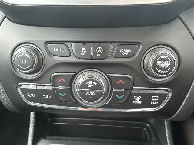 クライスラー・ジープ ジープ チェロキー リミテッド 茨城県 2019(平31)年 1.8万km ダイヤモンドブラッククリスタル テクノロジーパッケージ/プリクラッシュ/コーナーセンサー/アクティブクルーズコントロール/純正ナビ　TV/BT/AF/FM/バックカメラ/パワーバックドア（フットオープナー）/シートヒーター/シートベンチレーション/ルーフレール/パワーシート（シートメモリ付き）/USBポート/パドルシフト/ステアリングスイッチ/純正フロアマット/ドラレコ/LEDオートライト/オートハイビーム/アイドリングストップ/ETC