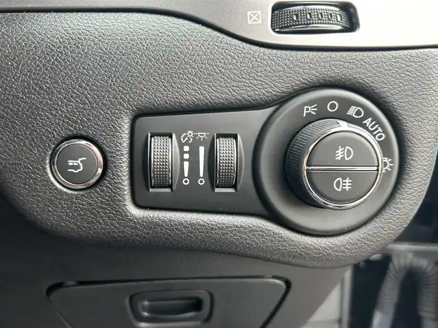 クライスラー・ジープ ジープ チェロキー リミテッド 茨城県 2019(平31)年 1.8万km ダイヤモンドブラッククリスタル テクノロジーパッケージ/プリクラッシュ/コーナーセンサー/アクティブクルーズコントロール/純正ナビ　TV/BT/AF/FM/バックカメラ/パワーバックドア（フットオープナー）/シートヒーター/シートベンチレーション/ルーフレール/パワーシート（シートメモリ付き）/USBポート/パドルシフト/ステアリングスイッチ/純正フロアマット/ドラレコ/LEDオートライト/オートハイビーム/アイドリングストップ/ETC