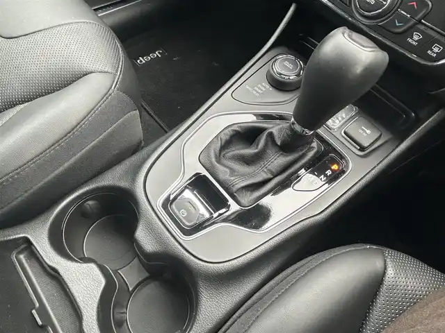 クライスラー・ジープ ジープ チェロキー リミテッド 茨城県 2019(平31)年 1.8万km ダイヤモンドブラッククリスタル テクノロジーパッケージ/プリクラッシュ/コーナーセンサー/アクティブクルーズコントロール/純正ナビ　TV/BT/AF/FM/バックカメラ/パワーバックドア（フットオープナー）/シートヒーター/シートベンチレーション/ルーフレール/パワーシート（シートメモリ付き）/USBポート/パドルシフト/ステアリングスイッチ/純正フロアマット/ドラレコ/LEDオートライト/オートハイビーム/アイドリングストップ/ETC