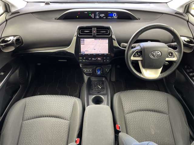 トヨタ プリウス S 岐阜県 2016(平28)年 6.7万km ホワイトパールクリスタルシャイン 純正9インチナビ/CD/DVD/Bluetooth/SD/フルセグTV/バックモニター/Toyota Safety Sense/プリクラッシュセーフティシステム/レーントレーシングアシスト/レーダークルーズコントロール/オートマチックハイビーム/ドライブレコーダー/ETC2.0/ステアリングスイッチ/革巻きステアリング/電動格納ミラー/オートLEDヘッドライト/純正フロアマット/純正ドアバイザー/スマートキー/プッシュスタート