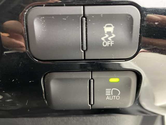 トヨタ プリウス S 岐阜県 2016(平28)年 6.7万km ホワイトパールクリスタルシャイン 純正9インチナビ/CD/DVD/Bluetooth/SD/フルセグTV/バックモニター/Toyota Safety Sense/プリクラッシュセーフティシステム/レーントレーシングアシスト/レーダークルーズコントロール/オートマチックハイビーム/ドライブレコーダー/ETC2.0/ステアリングスイッチ/革巻きステアリング/電動格納ミラー/オートLEDヘッドライト/純正フロアマット/純正ドアバイザー/スマートキー/プッシュスタート