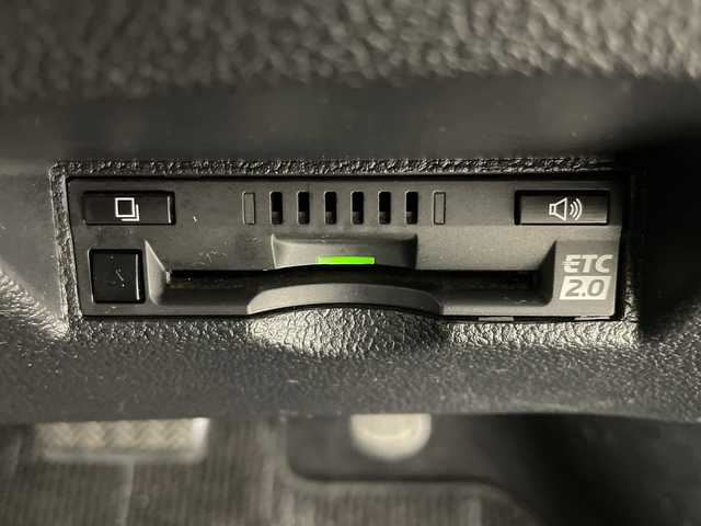 トヨタ プリウス S 岐阜県 2016(平28)年 6.7万km ホワイトパールクリスタルシャイン 純正9インチナビ/CD/DVD/Bluetooth/SD/フルセグTV/バックモニター/Toyota Safety Sense/プリクラッシュセーフティシステム/レーントレーシングアシスト/レーダークルーズコントロール/オートマチックハイビーム/ドライブレコーダー/ETC2.0/ステアリングスイッチ/革巻きステアリング/電動格納ミラー/オートLEDヘッドライト/純正フロアマット/純正ドアバイザー/スマートキー/プッシュスタート