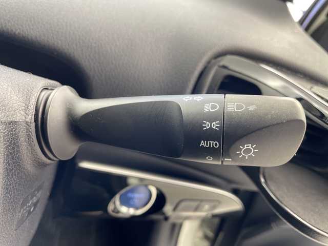 トヨタ プリウス S 岐阜県 2016(平28)年 6.7万km ホワイトパールクリスタルシャイン 純正9インチナビ/CD/DVD/Bluetooth/SD/フルセグTV/バックモニター/Toyota Safety Sense/プリクラッシュセーフティシステム/レーントレーシングアシスト/レーダークルーズコントロール/オートマチックハイビーム/ドライブレコーダー/ETC2.0/ステアリングスイッチ/革巻きステアリング/電動格納ミラー/オートLEDヘッドライト/純正フロアマット/純正ドアバイザー/スマートキー/プッシュスタート