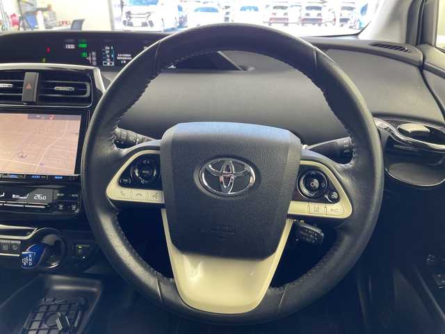 トヨタ プリウス S 岐阜県 2016(平28)年 6.7万km ホワイトパールクリスタルシャイン 純正9インチナビ/CD/DVD/Bluetooth/SD/フルセグTV/バックモニター/Toyota Safety Sense/プリクラッシュセーフティシステム/レーントレーシングアシスト/レーダークルーズコントロール/オートマチックハイビーム/ドライブレコーダー/ETC2.0/ステアリングスイッチ/革巻きステアリング/電動格納ミラー/オートLEDヘッドライト/純正フロアマット/純正ドアバイザー/スマートキー/プッシュスタート