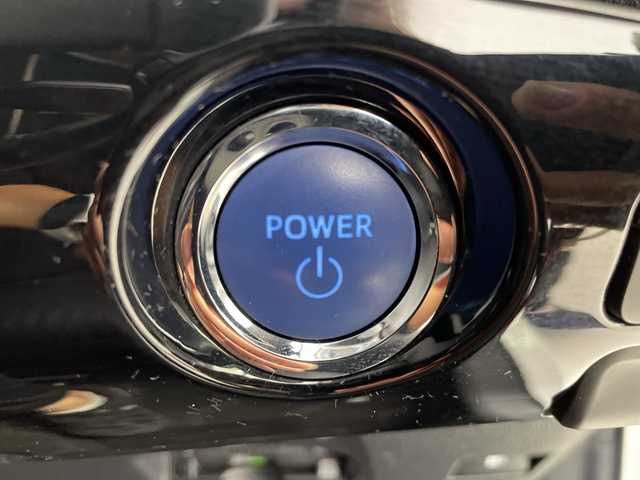 トヨタ プリウス S 岐阜県 2016(平28)年 6.7万km ホワイトパールクリスタルシャイン 純正9インチナビ/CD/DVD/Bluetooth/SD/フルセグTV/バックモニター/Toyota Safety Sense/プリクラッシュセーフティシステム/レーントレーシングアシスト/レーダークルーズコントロール/オートマチックハイビーム/ドライブレコーダー/ETC2.0/ステアリングスイッチ/革巻きステアリング/電動格納ミラー/オートLEDヘッドライト/純正フロアマット/純正ドアバイザー/スマートキー/プッシュスタート