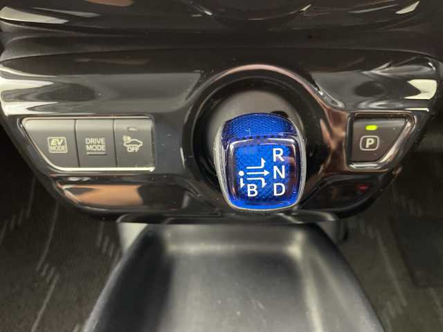 トヨタ プリウス S 岐阜県 2016(平28)年 6.7万km ホワイトパールクリスタルシャイン 純正9インチナビ/CD/DVD/Bluetooth/SD/フルセグTV/バックモニター/Toyota Safety Sense/プリクラッシュセーフティシステム/レーントレーシングアシスト/レーダークルーズコントロール/オートマチックハイビーム/ドライブレコーダー/ETC2.0/ステアリングスイッチ/革巻きステアリング/電動格納ミラー/オートLEDヘッドライト/純正フロアマット/純正ドアバイザー/スマートキー/プッシュスタート