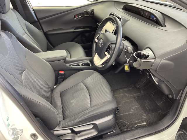 トヨタ プリウス S 岐阜県 2016(平28)年 6.7万km ホワイトパールクリスタルシャイン 純正9インチナビ/CD/DVD/Bluetooth/SD/フルセグTV/バックモニター/Toyota Safety Sense/プリクラッシュセーフティシステム/レーントレーシングアシスト/レーダークルーズコントロール/オートマチックハイビーム/ドライブレコーダー/ETC2.0/ステアリングスイッチ/革巻きステアリング/電動格納ミラー/オートLEDヘッドライト/純正フロアマット/純正ドアバイザー/スマートキー/プッシュスタート