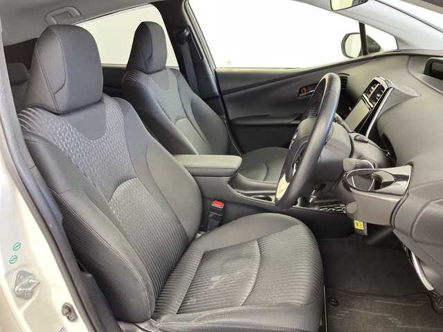 トヨタ プリウス S 岐阜県 2016(平28)年 6.7万km ホワイトパールクリスタルシャイン 純正9インチナビ/CD/DVD/Bluetooth/SD/フルセグTV/バックモニター/Toyota Safety Sense/プリクラッシュセーフティシステム/レーントレーシングアシスト/レーダークルーズコントロール/オートマチックハイビーム/ドライブレコーダー/ETC2.0/ステアリングスイッチ/革巻きステアリング/電動格納ミラー/オートLEDヘッドライト/純正フロアマット/純正ドアバイザー/スマートキー/プッシュスタート