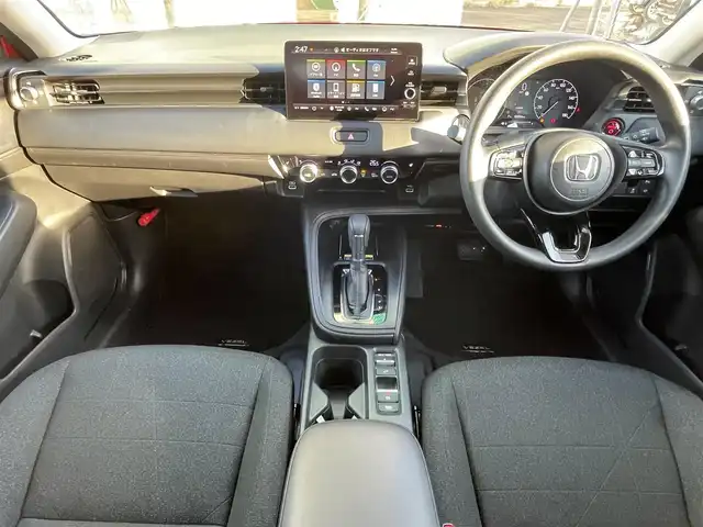 ホンダ ヴェゼル ハイブリッド e:HEV X 道央・札幌 2022(令4)年 2.3万km プレミアムクリスタルレッドM ・４WD/・衝突軽減ブレーキ/・寒冷地仕様/・純正ディスプレイオーディオ/　BT＆USB＆TV/・バックカメラ/・コーナーセンサー/・レーンキープアシスト/・レーダークルーズコントロール/・置くだけ充電/・シートヒーター/・ミラーヒーター/・オートエアコン/・オートライト/・電動格納ミラー/・ダウンヒルアシスト/・プッシュスタート/・スマートキー/・ワイパーデアイサー/・パドルシフト/・ビルトインETC/・純正フロアマット/・ドアバイザー/・ウィンカーミラー/・フォグライト/・LEDヘッドライト