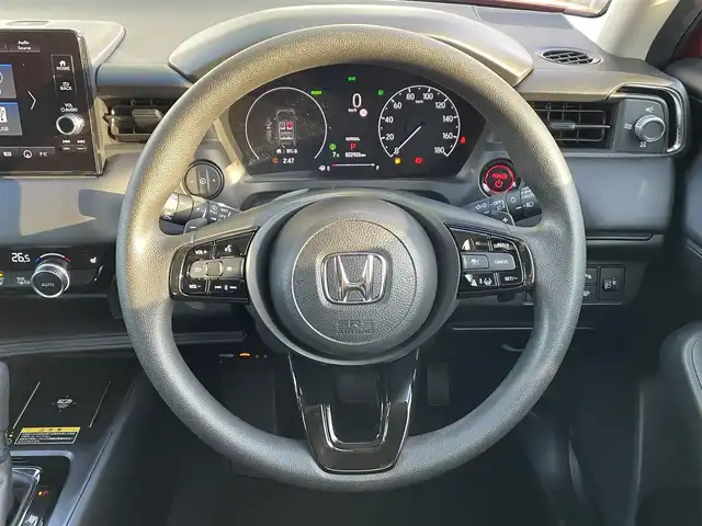 ホンダ ヴェゼル ハイブリッド e:HEV X 道央・札幌 2022(令4)年 2.3万km プレミアムクリスタルレッドM ・４WD/・衝突軽減ブレーキ/・寒冷地仕様/・純正ディスプレイオーディオ/　BT＆USB＆TV/・バックカメラ/・コーナーセンサー/・レーンキープアシスト/・レーダークルーズコントロール/・置くだけ充電/・シートヒーター/・ミラーヒーター/・オートエアコン/・オートライト/・電動格納ミラー/・ダウンヒルアシスト/・プッシュスタート/・スマートキー/・ワイパーデアイサー/・パドルシフト/・ビルトインETC/・純正フロアマット/・ドアバイザー/・ウィンカーミラー/・フォグライト/・LEDヘッドライト