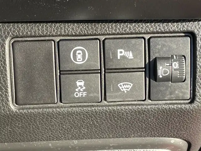 ホンダ ヴェゼル ハイブリッド e:HEV X 道央・札幌 2022(令4)年 2.3万km プレミアムクリスタルレッドM ・４WD/・衝突軽減ブレーキ/・寒冷地仕様/・純正ディスプレイオーディオ/　BT＆USB＆TV/・バックカメラ/・コーナーセンサー/・レーンキープアシスト/・レーダークルーズコントロール/・置くだけ充電/・シートヒーター/・ミラーヒーター/・オートエアコン/・オートライト/・電動格納ミラー/・ダウンヒルアシスト/・プッシュスタート/・スマートキー/・ワイパーデアイサー/・パドルシフト/・ビルトインETC/・純正フロアマット/・ドアバイザー/・ウィンカーミラー/・フォグライト/・LEDヘッドライト