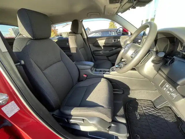 ホンダ ヴェゼル ハイブリッド e:HEV X 道央・札幌 2022(令4)年 2.3万km プレミアムクリスタルレッドM ・４WD/・衝突軽減ブレーキ/・寒冷地仕様/・純正ディスプレイオーディオ/　BT＆USB＆TV/・バックカメラ/・コーナーセンサー/・レーンキープアシスト/・レーダークルーズコントロール/・置くだけ充電/・シートヒーター/・ミラーヒーター/・オートエアコン/・オートライト/・電動格納ミラー/・ダウンヒルアシスト/・プッシュスタート/・スマートキー/・ワイパーデアイサー/・パドルシフト/・ビルトインETC/・純正フロアマット/・ドアバイザー/・ウィンカーミラー/・フォグライト/・LEDヘッドライト