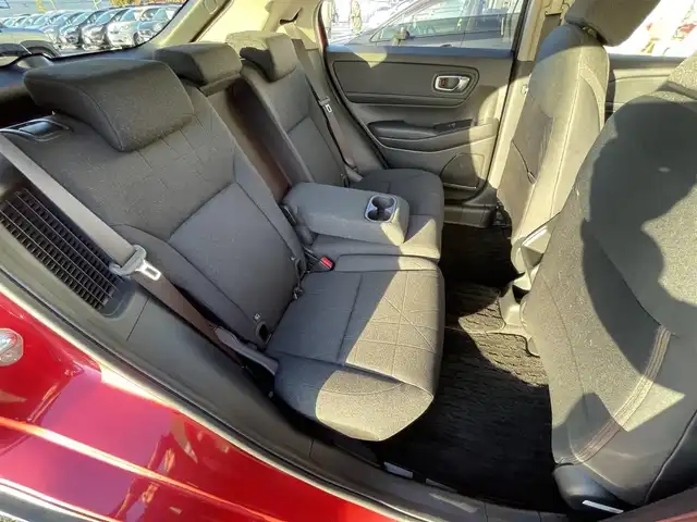 ホンダ ヴェゼル ハイブリッド e:HEV X 道央・札幌 2022(令4)年 2.3万km プレミアムクリスタルレッドM ・４WD/・衝突軽減ブレーキ/・寒冷地仕様/・純正ディスプレイオーディオ/　BT＆USB＆TV/・バックカメラ/・コーナーセンサー/・レーンキープアシスト/・レーダークルーズコントロール/・置くだけ充電/・シートヒーター/・ミラーヒーター/・オートエアコン/・オートライト/・電動格納ミラー/・ダウンヒルアシスト/・プッシュスタート/・スマートキー/・ワイパーデアイサー/・パドルシフト/・ビルトインETC/・純正フロアマット/・ドアバイザー/・ウィンカーミラー/・フォグライト/・LEDヘッドライト