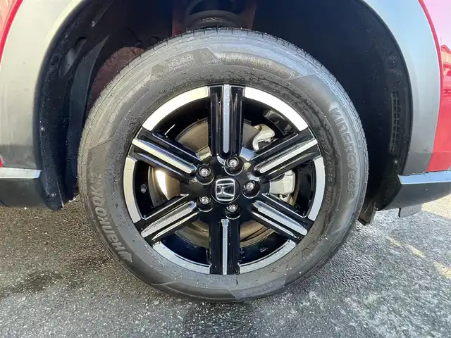 ホンダ ヴェゼル ハイブリッド e:HEV X 道央・札幌 2022(令4)年 2.3万km プレミアムクリスタルレッドM ・４WD/・衝突軽減ブレーキ/・寒冷地仕様/・純正ディスプレイオーディオ/　BT＆USB＆TV/・バックカメラ/・コーナーセンサー/・レーンキープアシスト/・レーダークルーズコントロール/・置くだけ充電/・シートヒーター/・ミラーヒーター/・オートエアコン/・オートライト/・電動格納ミラー/・ダウンヒルアシスト/・プッシュスタート/・スマートキー/・ワイパーデアイサー/・パドルシフト/・ビルトインETC/・純正フロアマット/・ドアバイザー/・ウィンカーミラー/・フォグライト/・LEDヘッドライト