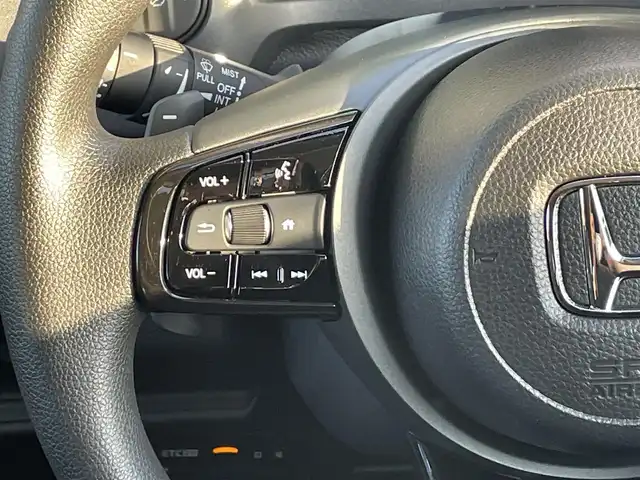 ホンダ ヴェゼル ハイブリッド e:HEV X 道央・札幌 2022(令4)年 2.3万km プレミアムクリスタルレッドM ・４WD/・衝突軽減ブレーキ/・寒冷地仕様/・純正ディスプレイオーディオ/　BT＆USB＆TV/・バックカメラ/・コーナーセンサー/・レーンキープアシスト/・レーダークルーズコントロール/・置くだけ充電/・シートヒーター/・ミラーヒーター/・オートエアコン/・オートライト/・電動格納ミラー/・ダウンヒルアシスト/・プッシュスタート/・スマートキー/・ワイパーデアイサー/・パドルシフト/・ビルトインETC/・純正フロアマット/・ドアバイザー/・ウィンカーミラー/・フォグライト/・LEDヘッドライト