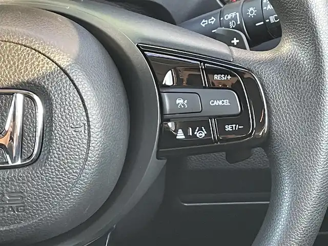 ホンダ ヴェゼル ハイブリッド e:HEV X 道央・札幌 2022(令4)年 2.3万km プレミアムクリスタルレッドM ・４WD/・衝突軽減ブレーキ/・寒冷地仕様/・純正ディスプレイオーディオ/　BT＆USB＆TV/・バックカメラ/・コーナーセンサー/・レーンキープアシスト/・レーダークルーズコントロール/・置くだけ充電/・シートヒーター/・ミラーヒーター/・オートエアコン/・オートライト/・電動格納ミラー/・ダウンヒルアシスト/・プッシュスタート/・スマートキー/・ワイパーデアイサー/・パドルシフト/・ビルトインETC/・純正フロアマット/・ドアバイザー/・ウィンカーミラー/・フォグライト/・LEDヘッドライト