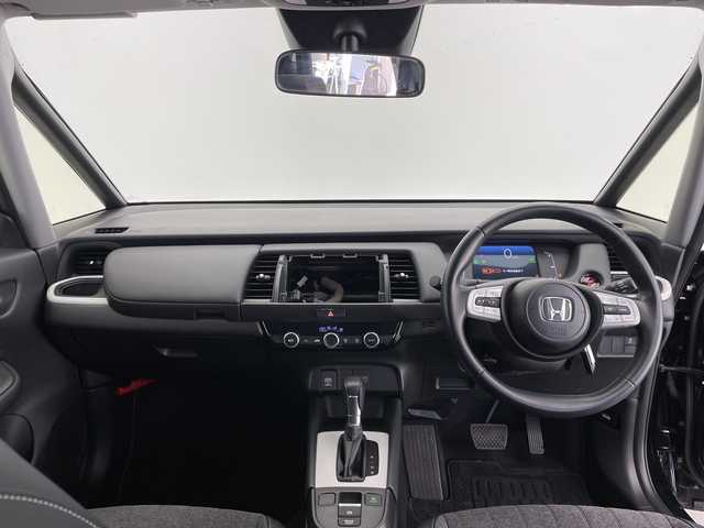 ホンダ フィット e:HEVホーム 長野県 2022(令4)年 4.2万km クリスタルブラックパール ホンダセンシング/・クルーズコントロール（追従あり）/・レーンキープアシスト/・衝突被害軽減システム/・クリアランスソナー/LEDヘッドライト/オートマチックハイビーム/オートライト/電動パーキングブレーキ/ブレーキホールド/コーナーセンサー（前後）/ハーフレザーシート/純正フロアマット/USB端子/スマートキー/スペアキー/取扱説明書