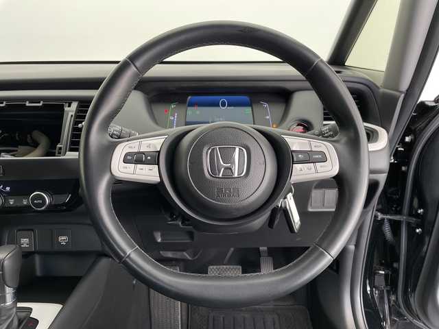 ホンダ フィット e:HEVホーム 長野県 2022(令4)年 4.2万km クリスタルブラックパール ホンダセンシング/・クルーズコントロール（追従あり）/・レーンキープアシスト/・衝突被害軽減システム/・クリアランスソナー/LEDヘッドライト/オートマチックハイビーム/オートライト/電動パーキングブレーキ/ブレーキホールド/コーナーセンサー（前後）/ハーフレザーシート/純正フロアマット/USB端子/スマートキー/スペアキー/取扱説明書