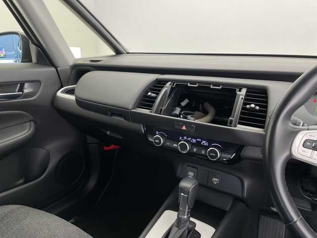 ホンダ フィット e:HEVホーム 長野県 2022(令4)年 4.2万km クリスタルブラックパール ホンダセンシング/・クルーズコントロール（追従あり）/・レーンキープアシスト/・衝突被害軽減システム/・クリアランスソナー/LEDヘッドライト/オートマチックハイビーム/オートライト/電動パーキングブレーキ/ブレーキホールド/コーナーセンサー（前後）/ハーフレザーシート/純正フロアマット/USB端子/スマートキー/スペアキー/取扱説明書