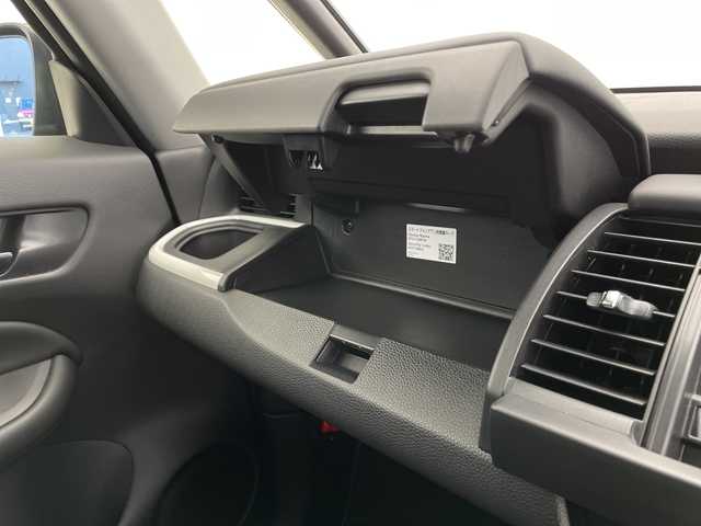 ホンダ フィット e:HEVホーム 長野県 2022(令4)年 4.2万km クリスタルブラックパール ホンダセンシング/・クルーズコントロール（追従あり）/・レーンキープアシスト/・衝突被害軽減システム/・クリアランスソナー/LEDヘッドライト/オートマチックハイビーム/オートライト/電動パーキングブレーキ/ブレーキホールド/コーナーセンサー（前後）/ハーフレザーシート/純正フロアマット/USB端子/スマートキー/スペアキー/取扱説明書