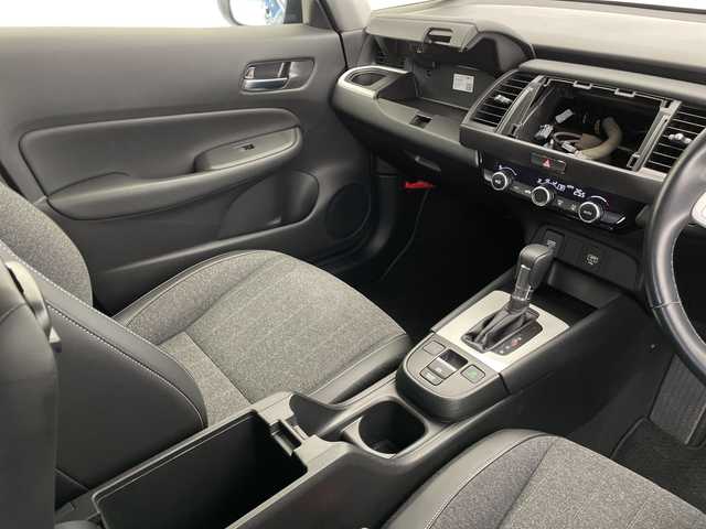 ホンダ フィット e:HEVホーム 長野県 2022(令4)年 4.2万km クリスタルブラックパール ホンダセンシング/・クルーズコントロール（追従あり）/・レーンキープアシスト/・衝突被害軽減システム/・クリアランスソナー/LEDヘッドライト/オートマチックハイビーム/オートライト/電動パーキングブレーキ/ブレーキホールド/コーナーセンサー（前後）/ハーフレザーシート/純正フロアマット/USB端子/スマートキー/スペアキー/取扱説明書