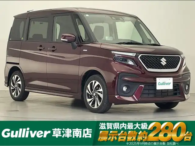 スズキ ソリオ バンディット HV MV 滋賀県 2023(令5)年 0.5万km メロウディープレッドパール 純正9型ナビ/（BT/CD/DVD/AppleCarPlay/AndroidAuto/フルセグ）/全方位カメラ/片側電動スライドドア/前後ドライブレコーダー/シートヒーター/衝突被害軽減ブレーキ/レーダークルーズコントロール/オートライト/オートハイビーム/LEDヘッドライト