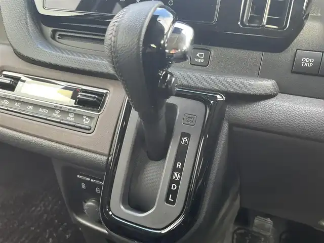 スズキ ソリオ バンディット HV MV 滋賀県 2023(令5)年 0.5万km メロウディープレッドパール 純正9型ナビ/（BT/CD/DVD/AppleCarPlay/AndroidAuto/フルセグ）/全方位カメラ/片側電動スライドドア/前後ドライブレコーダー/シートヒーター/衝突被害軽減ブレーキ/レーダークルーズコントロール/オートライト/オートハイビーム/LEDヘッドライト