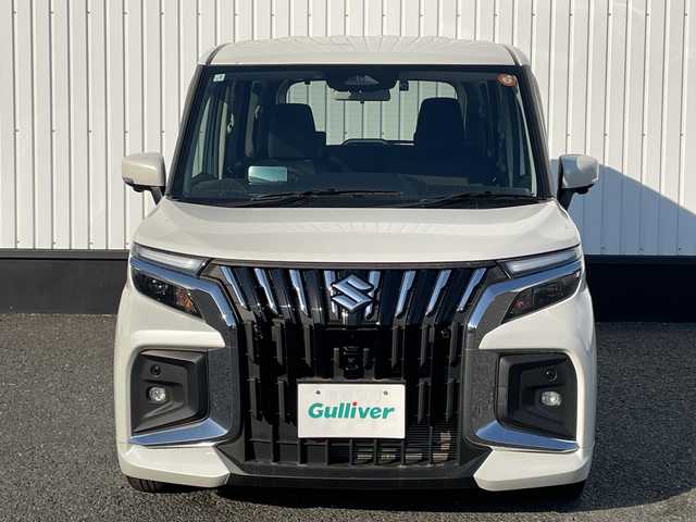 スズキ ソリオ バンディット HV MV 千葉県 2025(令7)年 1万km ピュアホワイトP 純正9インチナビ/(フルセグTV/BT/AppleCarPlay/AndroidAuto)/全周囲カメラ/前後ドライブレコーダー/ヘッドアップディスプレイ/パーキングアシスト/衝突被害軽減システム/車線逸脱警報/バックカメラ/クルーズコントロール/両側パワースライドドア/横滑り防止装置/ETC/アイドリングストップ/LEDヘッドライト/フォグランプ/オートライト/ウィンカーミラー/電動格納ミラー/純正15インチAW/シートヒーター/プッシュスタート/スマートキー/フロアマット/保証書