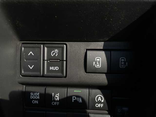 スズキ ソリオ バンディット HV MV 千葉県 2025(令7)年 1万km ピュアホワイトP 純正9インチナビ/(フルセグTV/BT/AppleCarPlay/AndroidAuto)/全周囲カメラ/前後ドライブレコーダー/ヘッドアップディスプレイ/パーキングアシスト/衝突被害軽減システム/車線逸脱警報/バックカメラ/クルーズコントロール/両側パワースライドドア/横滑り防止装置/ETC/アイドリングストップ/LEDヘッドライト/フォグランプ/オートライト/ウィンカーミラー/電動格納ミラー/純正15インチAW/シートヒーター/プッシュスタート/スマートキー/フロアマット/保証書