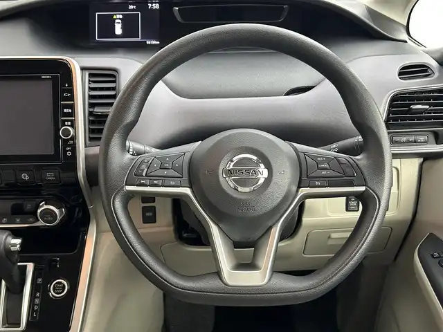 日産 セレナ X 道央・札幌 2018(平30)年 6.7万km ブリリアントホワイトパール ・４ＷＤ/・全方位カメラ/・純正９インチナビ/・オートステップ/・シートバックグリップ/・片側パワースライドドア/・アイドリングストップ/・横滑り防止機能/・レーンアシスト/・クルーズコントロール/・Ｗエアコン/・スマートキー＆プッシュスタート/・純正フロアマット/・オートエアコン/・ドアバイザー/・フルセグTV＆Ｂｌｕｅｔｏｏｔｈ＆ＣＤ＆ＤＶＤ/・ヘッドライトレベライザー/・ステアリングスイッチ/・２列目サンシェード