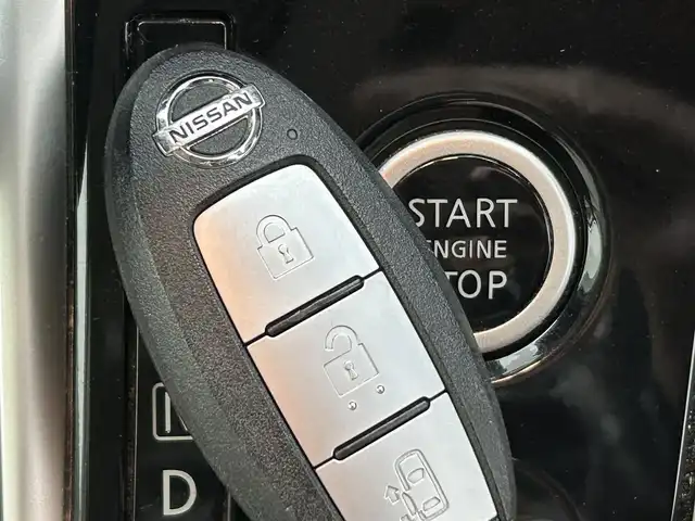 日産 セレナ X 道央・札幌 2018(平30)年 6.7万km ブリリアントホワイトパール ・４ＷＤ/・全方位カメラ/・純正９インチナビ/・オートステップ/・シートバックグリップ/・片側パワースライドドア/・アイドリングストップ/・横滑り防止機能/・レーンアシスト/・クルーズコントロール/・Ｗエアコン/・スマートキー＆プッシュスタート/・純正フロアマット/・オートエアコン/・ドアバイザー/・フルセグTV＆Ｂｌｕｅｔｏｏｔｈ＆ＣＤ＆ＤＶＤ/・ヘッドライトレベライザー/・ステアリングスイッチ/・２列目サンシェード