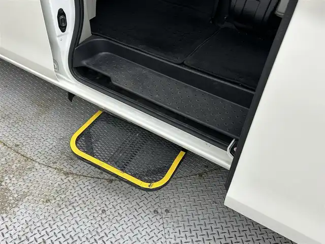 日産 セレナ X 道央・札幌 2018(平30)年 6.7万km ブリリアントホワイトパール ・４ＷＤ/・全方位カメラ/・純正９インチナビ/・オートステップ/・シートバックグリップ/・片側パワースライドドア/・アイドリングストップ/・横滑り防止機能/・レーンアシスト/・クルーズコントロール/・Ｗエアコン/・スマートキー＆プッシュスタート/・純正フロアマット/・オートエアコン/・ドアバイザー/・フルセグTV＆Ｂｌｕｅｔｏｏｔｈ＆ＣＤ＆ＤＶＤ/・ヘッドライトレベライザー/・ステアリングスイッチ/・２列目サンシェード