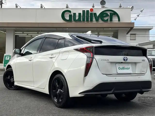 トヨタ プリウス A プレミアム　ツーリングセレ 三重県 2016(平28)年 3.2万km ホワイトパールクリスタルシャイン ♪4WD/♪走行31173km/♪車検9年6月1日/♪トヨタセーフティセンス/・PCS(プリクラッシュセーフティシステム)/・LDA(ステアリング制御付き車線逸脱警報)/・オートマチックハイビーム/・レーダークルーズコントロール/♪ブラインドスポットモニター/♪ヘッドアップディスプレイ/♪クリアランスソナー/純正9インチナビ/・フルセグ・Bluetooth/・DVD再生・CD録音/♪スマートキー×2/♪プッシュスタート/♪黒革シート/♪D/N席シートヒーター /♪D席パワーシート/♪LEDヘッドライト/♪LEDフォグ/♪オートライト/♪オートリトラクタブルミラー/♪純正17インチAW/♪ウィンカーミラー/♪革巻きステアリング/♪ステアリングスイッチ/♪フロアマット/♪ドアバイザー/♪プライバシーガラス/♪ビルトインETC/♪AC100V