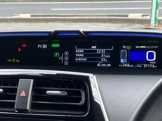 トヨタ プリウス A プレミアム　ツーリングセレ 三重県 2016(平28)年 3.2万km ホワイトパールクリスタルシャイン ♪4WD/♪走行31173km/♪車検9年6月1日/♪トヨタセーフティセンス/・PCS(プリクラッシュセーフティシステム)/・LDA(ステアリング制御付き車線逸脱警報)/・オートマチックハイビーム/・レーダークルーズコントロール/♪ブラインドスポットモニター/♪ヘッドアップディスプレイ/♪クリアランスソナー/純正9インチナビ/・フルセグ・Bluetooth/・DVD再生・CD録音/♪スマートキー×2/♪プッシュスタート/♪黒革シート/♪D/N席シートヒーター /♪D席パワーシート/♪LEDヘッドライト/♪LEDフォグ/♪オートライト/♪オートリトラクタブルミラー/♪純正17インチAW/♪ウィンカーミラー/♪革巻きステアリング/♪ステアリングスイッチ/♪フロアマット/♪ドアバイザー/♪プライバシーガラス/♪ビルトインETC/♪AC100V