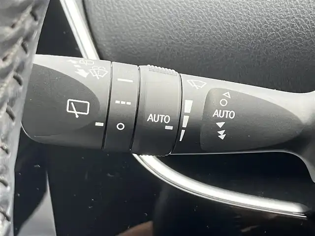 トヨタ プリウス A プレミアム　ツーリングセレ 三重県 2016(平28)年 3.2万km ホワイトパールクリスタルシャイン ♪4WD/♪走行31173km/♪車検9年6月1日/♪トヨタセーフティセンス/・PCS(プリクラッシュセーフティシステム)/・LDA(ステアリング制御付き車線逸脱警報)/・オートマチックハイビーム/・レーダークルーズコントロール/♪ブラインドスポットモニター/♪ヘッドアップディスプレイ/♪クリアランスソナー/純正9インチナビ/・フルセグ・Bluetooth/・DVD再生・CD録音/♪スマートキー×2/♪プッシュスタート/♪黒革シート/♪D/N席シートヒーター /♪D席パワーシート/♪LEDヘッドライト/♪LEDフォグ/♪オートライト/♪オートリトラクタブルミラー/♪純正17インチAW/♪ウィンカーミラー/♪革巻きステアリング/♪ステアリングスイッチ/♪フロアマット/♪ドアバイザー/♪プライバシーガラス/♪ビルトインETC/♪AC100V