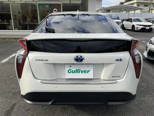 トヨタ プリウス A プレミアム　ツーリングセレ 三重県 2016(平28)年 3.2万km ホワイトパールクリスタルシャイン ♪4WD/♪走行31173km/♪車検9年6月1日/♪トヨタセーフティセンス/・PCS(プリクラッシュセーフティシステム)/・LDA(ステアリング制御付き車線逸脱警報)/・オートマチックハイビーム/・レーダークルーズコントロール/♪ブラインドスポットモニター/♪ヘッドアップディスプレイ/♪クリアランスソナー/純正9インチナビ/・フルセグ・Bluetooth/・DVD再生・CD録音/♪スマートキー×2/♪プッシュスタート/♪黒革シート/♪D/N席シートヒーター /♪D席パワーシート/♪LEDヘッドライト/♪LEDフォグ/♪オートライト/♪オートリトラクタブルミラー/♪純正17インチAW/♪ウィンカーミラー/♪革巻きステアリング/♪ステアリングスイッチ/♪フロアマット/♪ドアバイザー/♪プライバシーガラス/♪ビルトインETC/♪AC100V