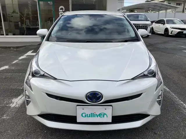 トヨタ プリウス A プレミアム　ツーリングセレ 三重県 2016(平28)年 3.2万km ホワイトパールクリスタルシャイン ♪4WD/♪走行31173km/♪車検9年6月1日/♪トヨタセーフティセンス/・PCS(プリクラッシュセーフティシステム)/・LDA(ステアリング制御付き車線逸脱警報)/・オートマチックハイビーム/・レーダークルーズコントロール/♪ブラインドスポットモニター/♪ヘッドアップディスプレイ/♪クリアランスソナー/純正9インチナビ/・フルセグ・Bluetooth/・DVD再生・CD録音/♪スマートキー×2/♪プッシュスタート/♪黒革シート/♪D/N席シートヒーター /♪D席パワーシート/♪LEDヘッドライト/♪LEDフォグ/♪オートライト/♪オートリトラクタブルミラー/♪純正17インチAW/♪ウィンカーミラー/♪革巻きステアリング/♪ステアリングスイッチ/♪フロアマット/♪ドアバイザー/♪プライバシーガラス/♪ビルトインETC/♪AC100V