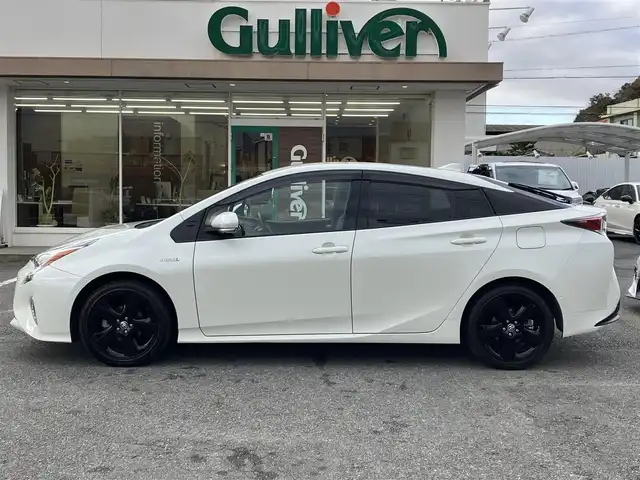 トヨタ プリウス A プレミアム　ツーリングセレ 三重県 2016(平28)年 3.2万km ホワイトパールクリスタルシャイン ♪4WD/♪走行31173km/♪車検9年6月1日/♪トヨタセーフティセンス/・PCS(プリクラッシュセーフティシステム)/・LDA(ステアリング制御付き車線逸脱警報)/・オートマチックハイビーム/・レーダークルーズコントロール/♪ブラインドスポットモニター/♪ヘッドアップディスプレイ/♪クリアランスソナー/純正9インチナビ/・フルセグ・Bluetooth/・DVD再生・CD録音/♪スマートキー×2/♪プッシュスタート/♪黒革シート/♪D/N席シートヒーター /♪D席パワーシート/♪LEDヘッドライト/♪LEDフォグ/♪オートライト/♪オートリトラクタブルミラー/♪純正17インチAW/♪ウィンカーミラー/♪革巻きステアリング/♪ステアリングスイッチ/♪フロアマット/♪ドアバイザー/♪プライバシーガラス/♪ビルトインETC/♪AC100V