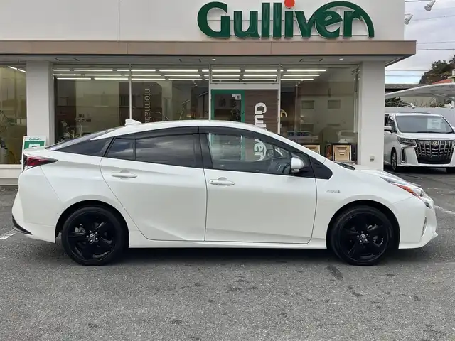 トヨタ プリウス A プレミアム　ツーリングセレ 三重県 2016(平28)年 3.2万km ホワイトパールクリスタルシャイン ♪4WD/♪走行31173km/♪車検9年6月1日/♪トヨタセーフティセンス/・PCS(プリクラッシュセーフティシステム)/・LDA(ステアリング制御付き車線逸脱警報)/・オートマチックハイビーム/・レーダークルーズコントロール/♪ブラインドスポットモニター/♪ヘッドアップディスプレイ/♪クリアランスソナー/純正9インチナビ/・フルセグ・Bluetooth/・DVD再生・CD録音/♪スマートキー×2/♪プッシュスタート/♪黒革シート/♪D/N席シートヒーター /♪D席パワーシート/♪LEDヘッドライト/♪LEDフォグ/♪オートライト/♪オートリトラクタブルミラー/♪純正17インチAW/♪ウィンカーミラー/♪革巻きステアリング/♪ステアリングスイッチ/♪フロアマット/♪ドアバイザー/♪プライバシーガラス/♪ビルトインETC/♪AC100V
