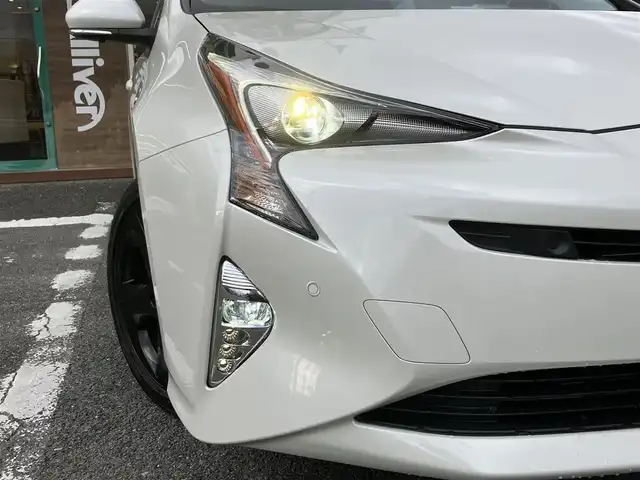 トヨタ プリウス A プレミアム　ツーリングセレ 三重県 2016(平28)年 3.2万km ホワイトパールクリスタルシャイン ♪4WD/♪走行31173km/♪車検9年6月1日/♪トヨタセーフティセンス/・PCS(プリクラッシュセーフティシステム)/・LDA(ステアリング制御付き車線逸脱警報)/・オートマチックハイビーム/・レーダークルーズコントロール/♪ブラインドスポットモニター/♪ヘッドアップディスプレイ/♪クリアランスソナー/純正9インチナビ/・フルセグ・Bluetooth/・DVD再生・CD録音/♪スマートキー×2/♪プッシュスタート/♪黒革シート/♪D/N席シートヒーター /♪D席パワーシート/♪LEDヘッドライト/♪LEDフォグ/♪オートライト/♪オートリトラクタブルミラー/♪純正17インチAW/♪ウィンカーミラー/♪革巻きステアリング/♪ステアリングスイッチ/♪フロアマット/♪ドアバイザー/♪プライバシーガラス/♪ビルトインETC/♪AC100V