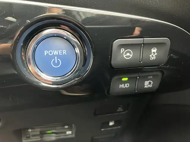 トヨタ プリウス A プレミアム　ツーリングセレ 三重県 2016(平28)年 3.2万km ホワイトパールクリスタルシャイン ♪4WD/♪走行31173km/♪車検9年6月1日/♪トヨタセーフティセンス/・PCS(プリクラッシュセーフティシステム)/・LDA(ステアリング制御付き車線逸脱警報)/・オートマチックハイビーム/・レーダークルーズコントロール/♪ブラインドスポットモニター/♪ヘッドアップディスプレイ/♪クリアランスソナー/純正9インチナビ/・フルセグ・Bluetooth/・DVD再生・CD録音/♪スマートキー×2/♪プッシュスタート/♪黒革シート/♪D/N席シートヒーター /♪D席パワーシート/♪LEDヘッドライト/♪LEDフォグ/♪オートライト/♪オートリトラクタブルミラー/♪純正17インチAW/♪ウィンカーミラー/♪革巻きステアリング/♪ステアリングスイッチ/♪フロアマット/♪ドアバイザー/♪プライバシーガラス/♪ビルトインETC/♪AC100V