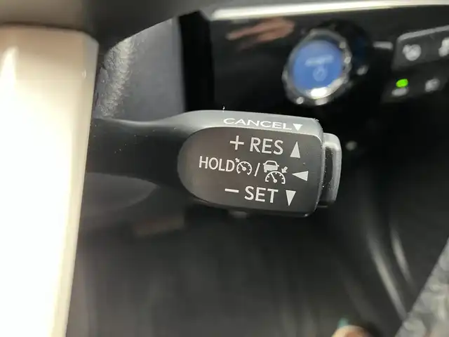 トヨタ プリウス A プレミアム　ツーリングセレ 三重県 2016(平28)年 3.2万km ホワイトパールクリスタルシャイン ♪4WD/♪走行31173km/♪車検9年6月1日/♪トヨタセーフティセンス/・PCS(プリクラッシュセーフティシステム)/・LDA(ステアリング制御付き車線逸脱警報)/・オートマチックハイビーム/・レーダークルーズコントロール/♪ブラインドスポットモニター/♪ヘッドアップディスプレイ/♪クリアランスソナー/純正9インチナビ/・フルセグ・Bluetooth/・DVD再生・CD録音/♪スマートキー×2/♪プッシュスタート/♪黒革シート/♪D/N席シートヒーター /♪D席パワーシート/♪LEDヘッドライト/♪LEDフォグ/♪オートライト/♪オートリトラクタブルミラー/♪純正17インチAW/♪ウィンカーミラー/♪革巻きステアリング/♪ステアリングスイッチ/♪フロアマット/♪ドアバイザー/♪プライバシーガラス/♪ビルトインETC/♪AC100V