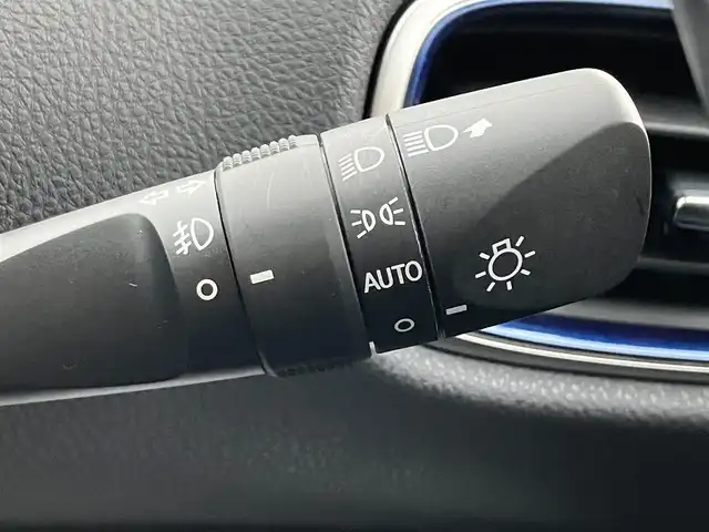 トヨタ プリウス A プレミアム　ツーリングセレ 三重県 2016(平28)年 3.2万km ホワイトパールクリスタルシャイン ♪4WD/♪走行31173km/♪車検9年6月1日/♪トヨタセーフティセンス/・PCS(プリクラッシュセーフティシステム)/・LDA(ステアリング制御付き車線逸脱警報)/・オートマチックハイビーム/・レーダークルーズコントロール/♪ブラインドスポットモニター/♪ヘッドアップディスプレイ/♪クリアランスソナー/純正9インチナビ/・フルセグ・Bluetooth/・DVD再生・CD録音/♪スマートキー×2/♪プッシュスタート/♪黒革シート/♪D/N席シートヒーター /♪D席パワーシート/♪LEDヘッドライト/♪LEDフォグ/♪オートライト/♪オートリトラクタブルミラー/♪純正17インチAW/♪ウィンカーミラー/♪革巻きステアリング/♪ステアリングスイッチ/♪フロアマット/♪ドアバイザー/♪プライバシーガラス/♪ビルトインETC/♪AC100V