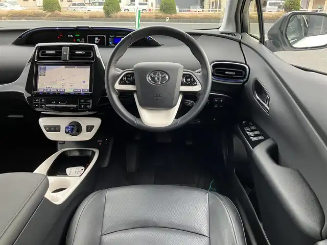 トヨタ プリウス A プレミアム　ツーリングセレ 三重県 2016(平28)年 3.2万km ホワイトパールクリスタルシャイン ♪4WD/♪走行31173km/♪車検9年6月1日/♪トヨタセーフティセンス/・PCS(プリクラッシュセーフティシステム)/・LDA(ステアリング制御付き車線逸脱警報)/・オートマチックハイビーム/・レーダークルーズコントロール/♪ブラインドスポットモニター/♪ヘッドアップディスプレイ/♪クリアランスソナー/純正9インチナビ/・フルセグ・Bluetooth/・DVD再生・CD録音/♪スマートキー×2/♪プッシュスタート/♪黒革シート/♪D/N席シートヒーター /♪D席パワーシート/♪LEDヘッドライト/♪LEDフォグ/♪オートライト/♪オートリトラクタブルミラー/♪純正17インチAW/♪ウィンカーミラー/♪革巻きステアリング/♪ステアリングスイッチ/♪フロアマット/♪ドアバイザー/♪プライバシーガラス/♪ビルトインETC/♪AC100V