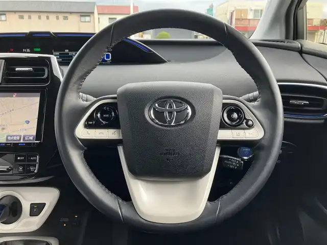 トヨタ プリウス A プレミアム　ツーリングセレ 三重県 2016(平28)年 3.2万km ホワイトパールクリスタルシャイン ♪4WD/♪走行31173km/♪車検9年6月1日/♪トヨタセーフティセンス/・PCS(プリクラッシュセーフティシステム)/・LDA(ステアリング制御付き車線逸脱警報)/・オートマチックハイビーム/・レーダークルーズコントロール/♪ブラインドスポットモニター/♪ヘッドアップディスプレイ/♪クリアランスソナー/純正9インチナビ/・フルセグ・Bluetooth/・DVD再生・CD録音/♪スマートキー×2/♪プッシュスタート/♪黒革シート/♪D/N席シートヒーター /♪D席パワーシート/♪LEDヘッドライト/♪LEDフォグ/♪オートライト/♪オートリトラクタブルミラー/♪純正17インチAW/♪ウィンカーミラー/♪革巻きステアリング/♪ステアリングスイッチ/♪フロアマット/♪ドアバイザー/♪プライバシーガラス/♪ビルトインETC/♪AC100V