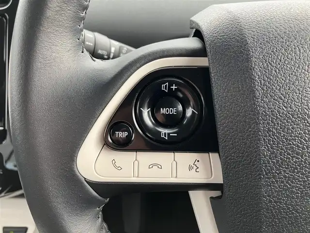 トヨタ プリウス A プレミアム　ツーリングセレ 三重県 2016(平28)年 3.2万km ホワイトパールクリスタルシャイン ♪4WD/♪走行31173km/♪車検9年6月1日/♪トヨタセーフティセンス/・PCS(プリクラッシュセーフティシステム)/・LDA(ステアリング制御付き車線逸脱警報)/・オートマチックハイビーム/・レーダークルーズコントロール/♪ブラインドスポットモニター/♪ヘッドアップディスプレイ/♪クリアランスソナー/純正9インチナビ/・フルセグ・Bluetooth/・DVD再生・CD録音/♪スマートキー×2/♪プッシュスタート/♪黒革シート/♪D/N席シートヒーター /♪D席パワーシート/♪LEDヘッドライト/♪LEDフォグ/♪オートライト/♪オートリトラクタブルミラー/♪純正17インチAW/♪ウィンカーミラー/♪革巻きステアリング/♪ステアリングスイッチ/♪フロアマット/♪ドアバイザー/♪プライバシーガラス/♪ビルトインETC/♪AC100V